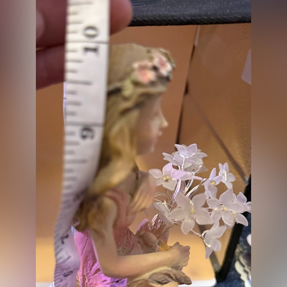 Beautiful girl with led glowing flowers - Picture 8 of 10